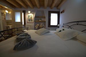 基奥贾B&B Casa Perla的一间卧室配有两张带毛巾的床