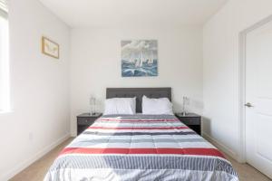 印第安纳波利斯Affordable 1BD, Comfy Queen Beds, with GYM的一间卧室配有一张带红色白色和蓝色毯子的床