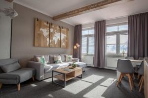 威廉港AKZENT Strandhotels Seestern, Delphin & Lachs的客厅配有沙发和桌子