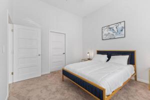 费舍尔Luxurious 1-Bedroom Fishers的一间卧室配有一张带白色墙壁和白色橱柜的床。