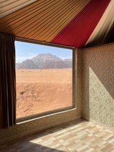 瓦迪拉姆Panorama camp jeep trips的客房设有可欣赏沙漠景色的窗户。