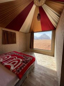 瓦迪拉姆Panorama camp jeep trips的沙漠景客房的一张床位