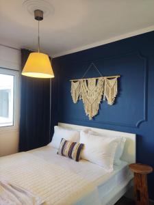 托罗尼Villa Ulyana Toroni - Front seaview, First line, Fireplace的一间卧室设有蓝色的墙壁和床