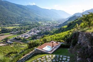 Poggiridenti莱蒂希巴尔兹葡萄酒酒店的享有山谷的山景