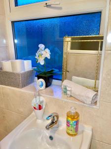 KentStylish Cosy Studio Apartment的浴室设有水槽、镜子和水槽