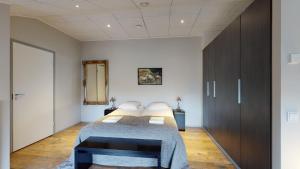 卡拉约基Sandy Kelt - Irish House Apartments的一间卧室配有一张床,铺有木地板