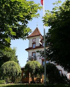 韦斯巴德贝尔韦达雷餐厅酒店的一座建筑,前面有一面旗帜