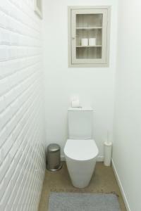 波尔图山度家公寓酒店的白色的浴室设有卫生间和窗户。