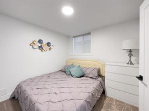 萨里New 1 bed, 1 bath king suite 3 min from beach的一间卧室配有一张床、一个梳妆台和一扇窗户。