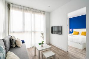 马德里Precioso apartamento en el Barrio Salamanca P A D的客厅配有沙发和1张床