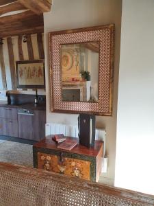 翁弗勒尔La Venelle Saint Jean的客厅配有镜子和桌子