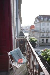 波尔图山度家公寓酒店的阳台上的椅子上毛巾