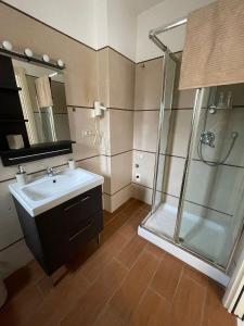 菲乌米奇诺TheMaki'sHouse的一间带水槽和淋浴的浴室