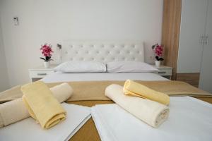 默主歌耶Rooms Ivana的一间卧室配有两张带毛巾的床