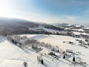 PtaszkowaPtaszkova PrzyStań的雪地中滑雪胜地的空中景观