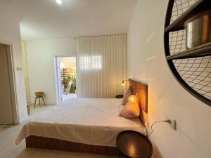 埃拉特Eilat charming & cozy Studio的卧室配有一张床,墙上设有镜子