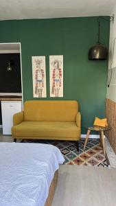 埃拉特Eilat charming & cozy Studio的带沙发和绿色墙壁的客厅