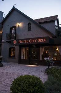 拉普拉塔Hotel City Bell的带有读取酒店城市钟的标志的酒店大楼