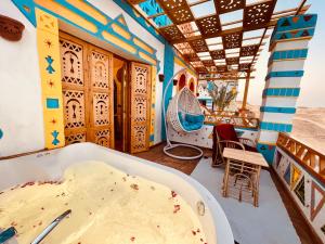 阿斯旺Kato Dool Wellness Resort的一间设有桌子和浴缸的房间
