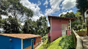 马卡科斯Sensorial Macacos的蓝色粉红色的小房子