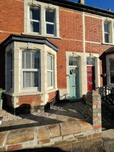 布里斯托Gloucester Rd 2 mins away - Fab, new, trendy house的红门和红窗的砖屋