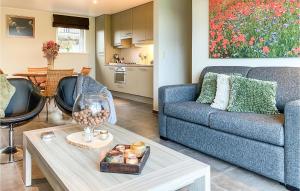 迪克斯梅德Awesome Home In Diksmuide With Wifi的客厅配有沙发和桌子