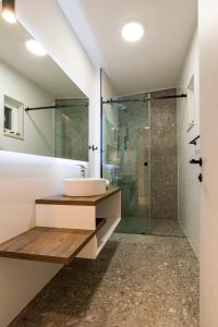 斯普利特Apartments & Rooms Grašo的一间带水槽和淋浴的浴室