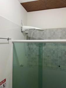 伦索伊斯Apartamento em Lençóis, Cond. Vivendas do Serrano 105的浴室里设有玻璃门淋浴