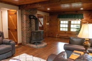 米勒斯堡Maple Leaf Cabin的客厅设有砖砌壁炉和炉灶。
