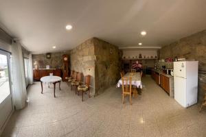 Casa dos Telhados的厨房配有冰箱和桌椅