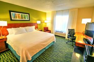 博伊西博伊西机场菲尔菲尔德客栈的酒店客房配有一张床、一张书桌和一台电视。
