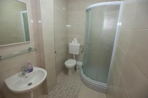 默主歌耶Rooms Ivana的带淋浴、卫生间和盥洗盆的浴室