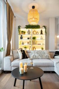 伦敦Notting Hill Apartments Collection的客厅配有沙发和桌子