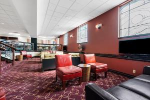 布兰森Thousand Hills Resort Hotel的大堂设有红色椅子和等候室