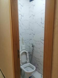 拉巴特Hassan Rabat的一间位于客房内的白色卫生间的浴室
