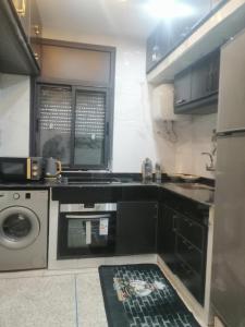 拉巴特Hassan Rabat的厨房配有洗衣机和洗衣机。
