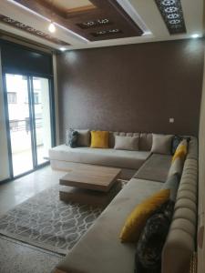 拉巴特Hassan Rabat的客厅配有沙发和桌子