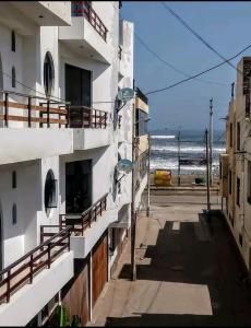 特鲁希略Bellos Dptos Huanchaco, Perú a 50 metros del mar的公寓大楼享有海景