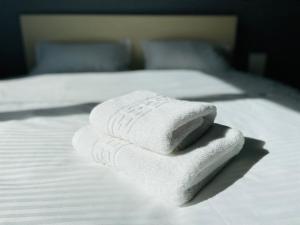 雅西Olive Apartament的床上的一大堆毛巾