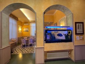 比萨普利莫沃勒别墅酒店的走廊上,房间中有一个水族馆