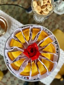 瓦索拉斯大瀑布农家旅馆的一块红玫瑰的盘子上的蛋糕