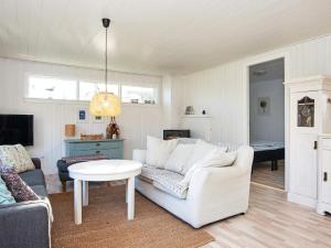 法贾德嘉德6 person holiday home in Ulfborg的客厅配有白色的沙发和桌子