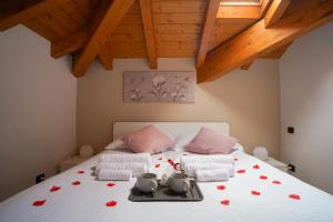 塞斯托卡伦德[Ortensia PentHouse] Leonardo Academy, MXP & Laghi的卧室配有一张红色的白色床
