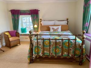 BaronheldHigh Moor Cottage的卧室配有床、椅子和窗户。
