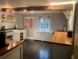 BaronheldHigh Moor Cottage的厨房设有水槽和窗户。