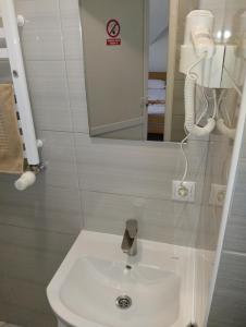 YavorivМотель "КАЛИНА"的浴室设有白色水槽和镜子