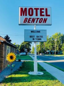 本顿Benton Motel的街道边的汽车旅馆式小贩的标志