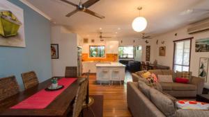 阿卡狄亚Tamarinds Beach House的带沙发和桌子的客厅以及厨房。