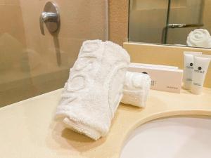 马尼拉麦迪逊塔楼101酒店的浴室水槽上方的白色毛巾