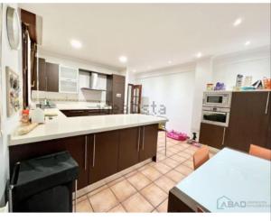 毕尔巴鄂Santuchu Apartamento Elegante con wifi的厨房配有棕色橱柜和白色台面